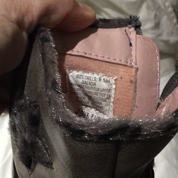 Girls taupe boots 9.5 worn once edgy look - Picture 7 of 11